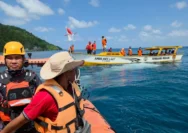 Sebuah perahu motor jenis katinting, KM Lapolo Express, terbalik akibat diterjang cuaca buruk di perairan Desa Mandel, Kecamatan Bokan Kepulauan, Kabupaten Banggai Laut, Sulawesi Tengah.