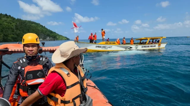 Sebuah perahu motor jenis katinting, KM Lapolo Express, terbalik akibat diterjang cuaca buruk di perairan Desa Mandel, Kecamatan Bokan Kepulauan, Kabupaten Banggai Laut, Sulawesi Tengah.
