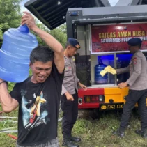 Kesulitan memperoleh air bersih menjadi salah satu persoalan yang dihadapi warga di sejumlah desa terdampak gempa bumi di Kabupaten Sigi, Sulawesi Tengah. Longsoran yang terjadi di kawasan pegunungan menyebabkan aliran air yang selama ini menjadi sumber kebutuhan masyarakat terputus.