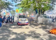 Seratusan mahasiswa yang tergabung dalam Aliansi Waktu Indonesia Revolusi (WIR) menggelar aksi unjuk rasa di Jalan Dr. Sam Ratulangi, Kota Palu, Senin (15/6).