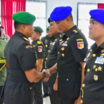 Panglima Kodam (Pangdam) XXIII/Palaka Wira Mayjen TNI J. Binsar P. Sianipar memimpin serah terima jabatan (Sertijab) Inspektur Kodam (Irdam) dan Komandan Polisi Militer Kodam (Danpomdam) XXIII/Palaka Wira di Aula Manggala Sakti Makodam XXIII/Palaka Wira,