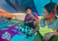 Di tengah duka akibat gempa bumi yang mengguncang Kabupaten Sigi, Sulawesi Tengah, kebahagiaan hadir di sebuah tenda pengungsian di Desa Kamarora A, Kecamatan Nokilalaki. Arciana melahirkan seorang bayi laki-laki pada Selasa (16/6) sekitar pukul 20.00 WITA, hanya beberapa jam setelah rumahnya roboh akibat gempa