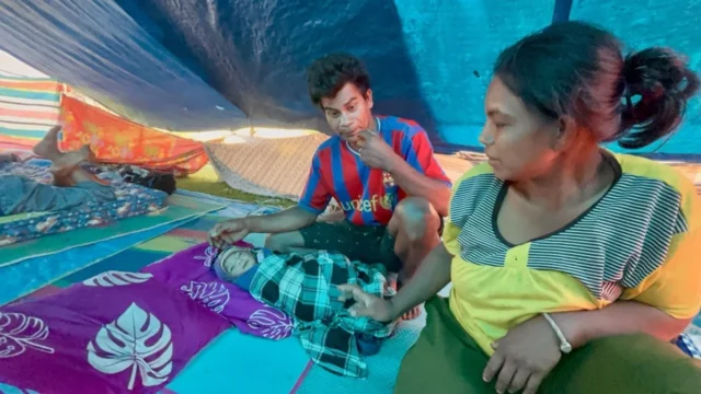 Di tengah duka akibat gempa bumi yang mengguncang Kabupaten Sigi, Sulawesi Tengah, kebahagiaan hadir di sebuah tenda pengungsian di Desa Kamarora A, Kecamatan Nokilalaki. Arciana melahirkan seorang bayi laki-laki pada Selasa (16/6) sekitar pukul 20.00 WITA, hanya beberapa jam setelah rumahnya roboh akibat gempa