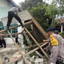Personel Brimob Polda Sulawesi Tengah membantu membersihkan rumah-rumah warga yang rusak berat akibat gempa bumi berkekuatan magnitudo 6,7 yang mengguncang Sulawesi Tengah.