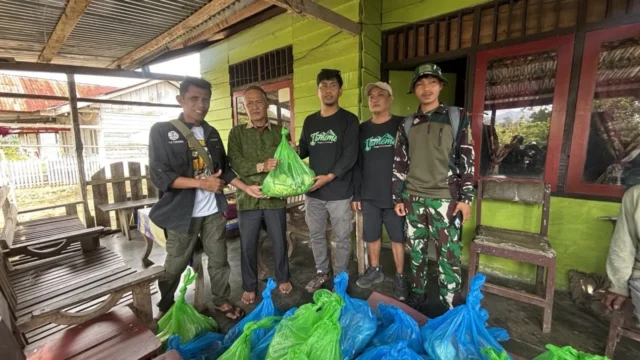 Komunitas Jurnalis TAMEME menyalurkan bantuan kemanusiaan bagi warga terdampak gempa bumi berkekuatan Magnitudo 6,7 di Kabupaten Sigi, Sulawesi Tengah, Sabtu (27/6). Bantuan difokuskan kepada masyarakat yang tinggal di wilayah terpencil dengan kondisi rumah mengalami rusak berat.