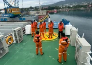 Kantor Pencarian dan Pertolongan (Basarnas) Palu mengerahkan tim SAR untuk mencari sebuah perahu yang dilaporkan hilang kontak di perairan Teluk Tomini, Kabupaten Tojo Una-Una, Sulawesi Tengah, Sabtu (25/7/2026). Sebanyak 13 orang berada di dalam perahu tersebut, dengan dugaan awal 11 di antaranya merupakan warga negara asing (WNA).