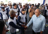 Menteri Koordinator Bidang Pangan Zulkifli Hasan menghadiri Rembuk Tani di Palu, Sulawesi Tengah, Sabtu (4/7). Dalam kegiatan tersebut, Menko Zulkifli Hasan yang akrab dipanggil Zulhas ini memastikan pupuk bersubsidi tersedia sebelum musim tanam, tersalurkan tepat sasaran, dan tetap terjangkau bagi petani sebagai bagian dari upaya menjaga produktivitas serta swasembada pangan nasional.