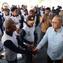 Menteri Koordinator Bidang Pangan Zulkifli Hasan menghadiri Rembuk Tani di Palu, Sulawesi Tengah, Sabtu (4/7). Dalam kegiatan tersebut, Menko Zulkifli Hasan yang akrab dipanggil Zulhas ini memastikan pupuk bersubsidi tersedia sebelum musim tanam, tersalurkan tepat sasaran, dan tetap terjangkau bagi petani sebagai bagian dari upaya menjaga produktivitas serta swasembada pangan nasional.