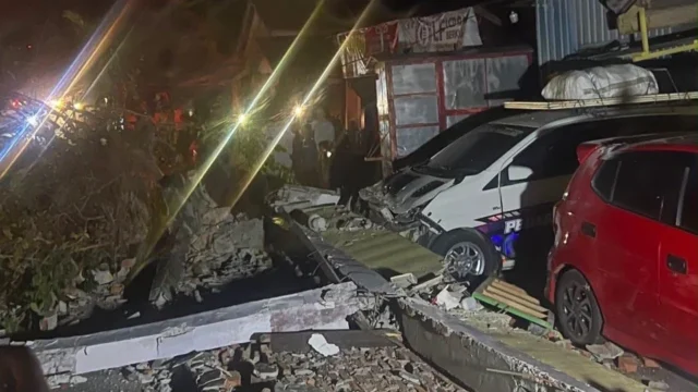 Gempa bumi tektonik magnitudo 5,1 mengguncang Kabupaten Buol, Sulawesi Tengah, Minggu (12/7/2026) pukul 21.46 Wita. Guncangan kuat memicu evakuasi mandiri di 11 kecamatan, menyebabkan sejumlah bangunan mengalami kerusakan, dan mengakibatkan satu pasien meninggal dunia di RSUD Mokoyurli.
