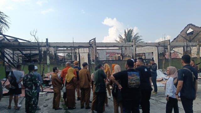 Kebakaran melanda dua rumah warga dan tiga ruang kelas SDN 11 Palu di Jalan Wahid Hasyim, Kelurahan Baru, Kecamatan Palu Barat, Kota Palu, Sulawesi Tengah, Senin (24/8/2026) sekitar pukul 14.10 Wita.