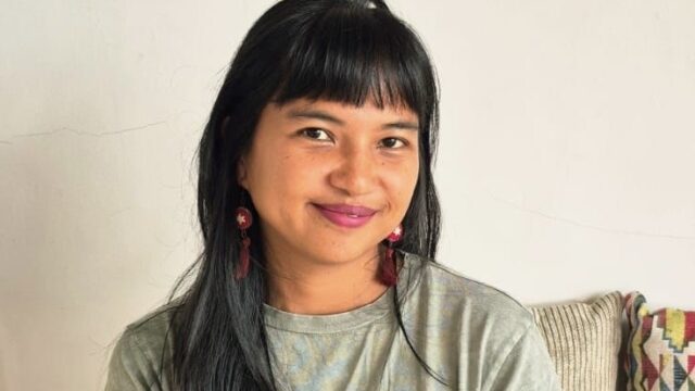 Kisah Sihkami Denting membangun Naturalē di Togean, usaha berbasis kelapa yang memberdayakan perempuan desa dan menerapkan prinsip keberlanjutan.