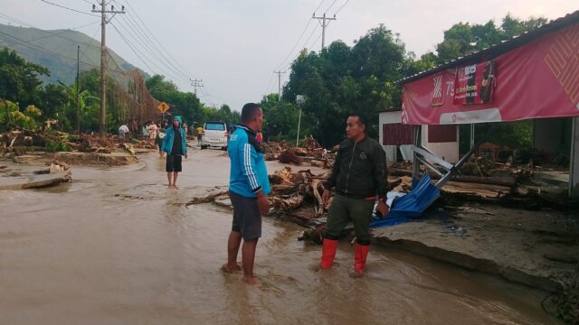 Banjir bandang menerjang Desa Avolua, Kecamatan Parigi Utara, Kabupaten Parigi Moutong, Sulawesi Tengah, Rabu (26/8/2026) dini hari. Sedikitnya 55 bangunan terendam dan 12 kepala keluarga (KK) mengungsi akibat bencana tersebut.