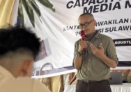 Managing Editor National Geographic Indonesia, Mahandis Yoanata Thamrin, mengingatkan jurnalis agar tidak berhenti pada penyampaian fakta dalam menulis feature. Menurutnya, sebuah karya jurnalistik harus mampu membangun cerita yang membuat pembaca ingin terus mengikuti alurnya hingga selesai.
