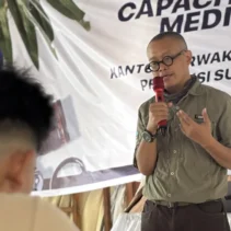 Managing Editor National Geographic Indonesia, Mahandis Yoanata Thamrin, mengingatkan jurnalis agar tidak berhenti pada penyampaian fakta dalam menulis feature. Menurutnya, sebuah karya jurnalistik harus mampu membangun cerita yang membuat pembaca ingin terus mengikuti alurnya hingga selesai.