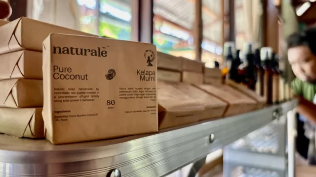 Kelapa, perempuan, dan sabun menjadi cerita dari Kepulauan Togean. Naturale tumbuh sebagai UMKM binaan Bank Indonesia yang memperluas pasar hingga Raja Ampat
