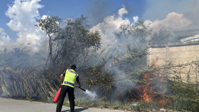 Kebakaran melanda lahan kosong di belakang gudang barang campuran milik salah satu perusahaan ritel besar di Jalan Karadjalembah, Palu Selatan, Kota Palu, Sulawesi Tengah, Kamis (20/8/2026) siang.