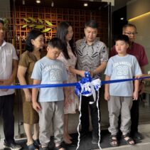 Kayuputih Family Reflexology membuka cabang kedua di Kota Palu, Sulawesi Tengah, Selasa (25/8/2026). Outlet yang berlokasi di Jalan Zebra Nomor 24A tersebut mengusung konsep family reflexology dengan 35 ruang perawatan yang terbagi atas ruang keluarga, laki-laki, perempuan, dan refleksi.