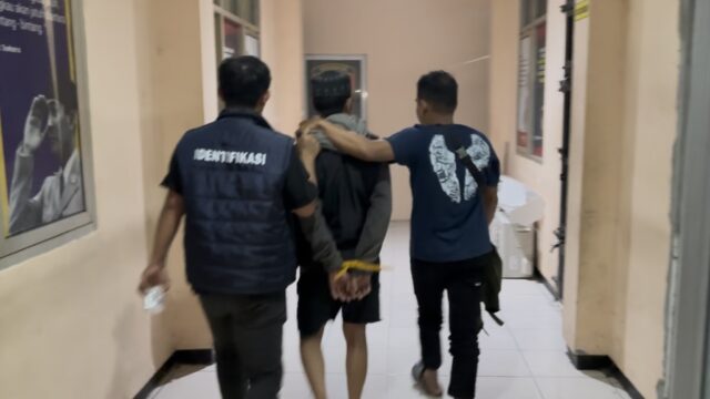 Pelarian Aan Kurniawan, tersangka pembunuhan satu keluarga di Kota Palu, Sulawesi Tengah, berakhir setelah ia meminta keluarganya menghubungi polisi untuk menyerahkan diri.