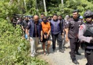 Penyidik Satuan Reserse Kriminal (Reskrim) Polresta Palu menggelar prarekonstruksi kasus pembunuhan satu keluarga di Jalan PDAM, Kelurahan Duyu, Kota Palu, Sulawesi Tengah, Kamis (27/8/2026) pagi.