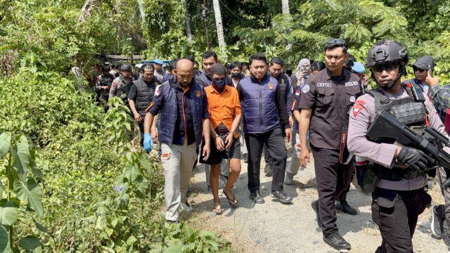 Penyidik Satuan Reserse Kriminal (Reskrim) Polresta Palu menggelar prarekonstruksi kasus pembunuhan satu keluarga di Jalan PDAM, Kelurahan Duyu, Kota Palu, Sulawesi Tengah, Kamis (27/8/2026) pagi.