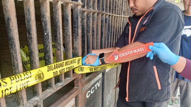 Polisi terus memburu terduga pelaku pembunuhan satu keluarga di Jalan PDAM, Kelurahan Duyu, Kecamatan Tatanga, Kota Palu, Sulawesi Tengah. Dalam proses penyelidikan, polisi telah tiga kali melakukan olah tempat kejadian perkara (TKP) untuk mengungkap kasus tersebut.
