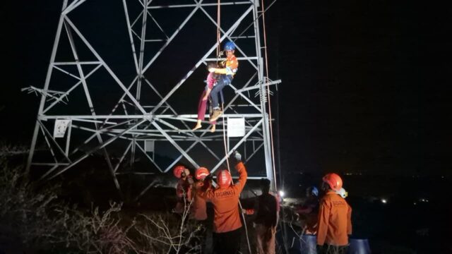 Seorang remaja perempuan berusia 16 tahun berhasil dievakuasi Tim SAR gabungan setelah melakukan percobaan bunuh diri di tower Gardu Induk PLN Silae, Kelurahan Tipo, Kecamatan Ulujadi, Kota Palu, Sulawesi Tengah, Senin (28/9/2026) malam.