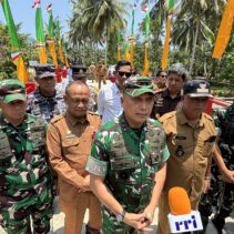 Panglima Kodam (PANGDAM) XXIII/Palaka Wira Mayjen TNI J. Binsar P. Sianipar meresmikan Jembatan Garuda di Desa Polewali, Kecamatan Bambalamotu, Kabupaten Pasangkayu, Sulawesi Barat, Senin (14/9/2026). Jembatan yang dibangun melalui program prioritas Presiden itu kini resmi digunakan untuk mendukung mobilitas masyarakat.