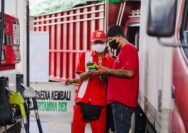 Pertamina Patra Niaga Regional Sulawesi menegaskan STNK bukan syarat beli BBM subsidi di SPBU secara nasional. Klarifikasi ini disampaikan menyusul informasi yang berkembang di masyarakat mengenai kewajiban menunjukkan Surat Tanda Nomor Kendaraan (STNK) saat membeli BBM subsidi.