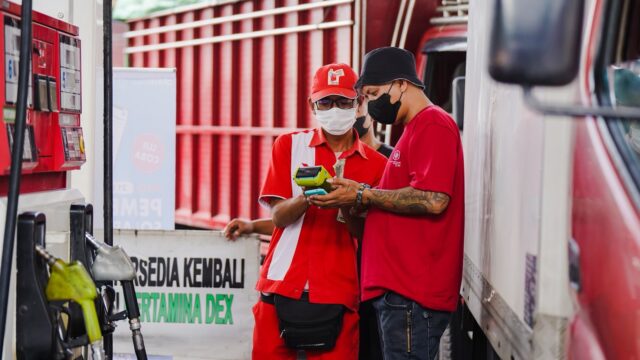 Pertamina Patra Niaga Regional Sulawesi menegaskan STNK bukan syarat beli BBM subsidi di SPBU secara nasional. Klarifikasi ini disampaikan menyusul informasi yang berkembang di masyarakat mengenai kewajiban menunjukkan Surat Tanda Nomor Kendaraan (STNK) saat membeli BBM subsidi.