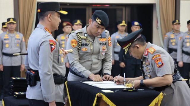 Irjen Pol Rizal Irawan resmi menjabat sebagai Kapolda Sulawesi Tengah setelah dilantik Kapolri Jenderal Suyudi Ario Seto dalam rangkaian serah terima jabatan sejumlah perwira tinggi dan perwira menengah Polri di Rupattama Mabes Polri, Jakarta, Sabtu (3/10/2026) malam.