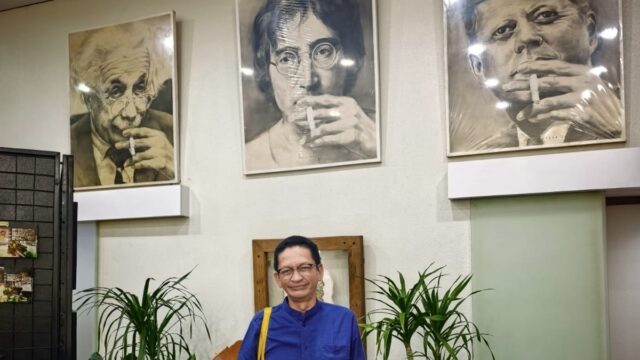 Hari ini, 28 Oktober 2026, upacara digelar di halaman sekolah dan kantor pemerintahan di seluruh negeri. Teks yang sama kembali dibacakan: bertanah air satu, berbangsa satu, dan berbahasa satu.