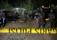 Detasemen Khusus (Densus) 88 Antiteror Polri bersama Tim Gegana Brimob Polda Sulawesi Tengah melakukan serangkaian penangkapan terhadap sejumlah warga yang diduga terkait dengan jaringan terorisme di Sulawesi Tengah, Jumat (2/10/2026).