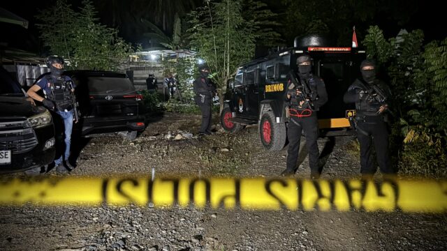 Detasemen Khusus (Densus) 88 Antiteror Polri bersama Tim Gegana Brimob Polda Sulawesi Tengah melakukan serangkaian penangkapan terhadap sejumlah warga yang diduga terkait dengan jaringan terorisme di Sulawesi Tengah, Jumat (2/10/2026).