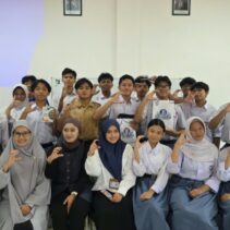 Pelajar SMA Al Azhar Mandiri Palu, Sulawesi Tengah, dibidik menjadi talenta muda berprestasi di bidang ekonomi melalui program “Doktor Menginspirasi” yang digelar Fakultas Ekonomi dan Bisnis (FEB) Universitas Negeri Malang (UM).