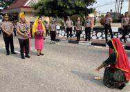 Kapolda Sulawesi Tengah Irjen Pol Rizal Irawan tiba di Markas Komando (Mako) Polda Sulteng, Jalan Soekarno Hatta, Palu, Rabu (15/10/2026). Kedatangannya disambut melalui prosesi adat Kaili sebagai bagian dari rangkaian awal tugasnya memimpin kepolisian di Sulawesi Tengah.