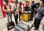 Aparat gabungan Polda Sulawesi Tengah dan Badan Narkotika Nasional Provinsi (BNNP) Sulteng menyita dua brankas dalam penggerebekan kembali di Kelurahan Kayumalue, Kecamatan Palu Utara, Kota Palu, Kamis (15/10/2026) sore.