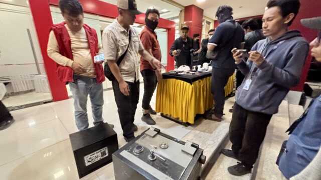 Aparat gabungan Polda Sulawesi Tengah dan Badan Narkotika Nasional Provinsi (BNNP) Sulteng menyita dua brankas dalam penggerebekan kembali di Kelurahan Kayumalue, Kecamatan Palu Utara, Kota Palu, Kamis (15/10/2026) sore.