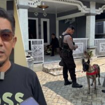 Aparat gabungan Polda Sulawesi Tengah kembali menggerebek sebuah rumah mewah yang diduga masih digunakan sebagai tempat transaksi narkoba di Kelurahan Kayumalue, Kecamatan Palu Utara, Kota Palu, Selasa, (20/10/2026).
