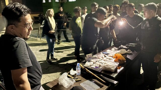 Aparat gabungan Polda Sulawesi Tengah, Polresta Palu, dengan dukungan Satuan Brimob menggerebek sejumlah rumah yang diduga menjadi lokasi penyalahgunaan dan peredaran narkoba di wilayah Tatanga, Kelurahan Tavanjuka, Kota Palu, Kamis, (22/10/2026), malam.