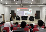 Satuan Tugas Wilayah (Satgaswil) Densus 88 Antiteror Polri mengajak pelajar di Sulawesi Tengah meningkatkan kewaspadaan terhadap konten pornografi dan kekerasan dalam game hingga media sosial. Langkah mitigasi ini dinilai penting untuk mencegah dampak negatif paparan konten digital terhadap perkembangan karakter dan psikologis siswa.